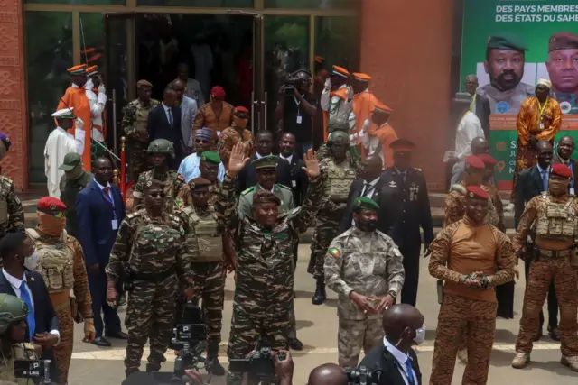 Le chef du gouvernement militaire du Niger, le général Abdourahamane Tiani (au centre), le colonel malien Assimi Goita (3e à droite) et le capitaine burkinabé Ibrahim Traoré (2e à droite) arrivent avant le sommet de la Confédération des États du Sahel (AES) à Niamey, le 6 juillet 2024.