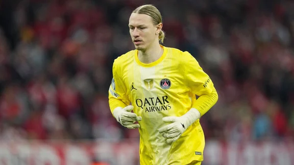 Matvey Safonov en action avec le PSG