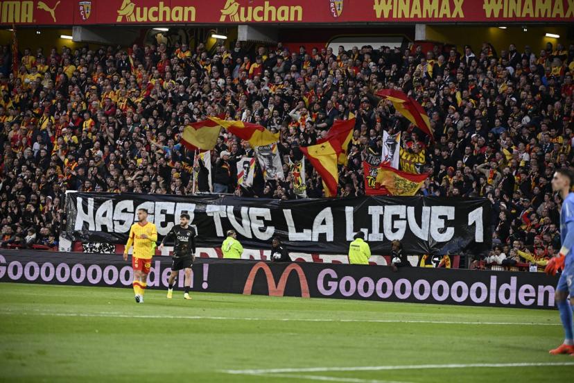 Banderole des supporters du Racing Club de Lens avec l'inscription 'Nasser tue la Ligue 1' déployée dans les gradins