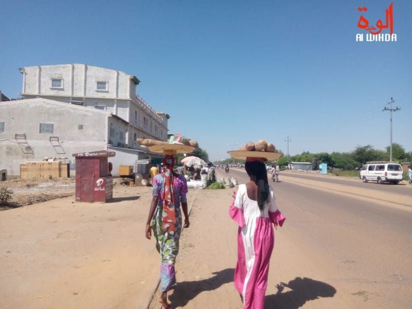 Femme vendeuse ambulante au Tchad avec ses enfants