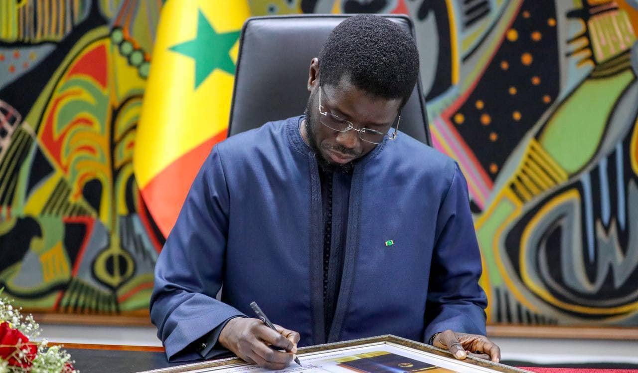 Bassirou Diomaye Faye lors de la signature des articles L29 et L30 du Code électoral