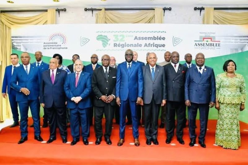 Sénégal : El Malick Ndiaye et Michel Régis Onanga M. Ndiaye entourés de parlementaires à Dakar