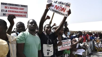 Des manifestants à Dakar en 2022 brandissent des pancartes contre l'homosexualité, reflétant les tensions sociales