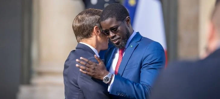 Bassirou Diomaye Faye et Emmanuel Macron lors d'un échange diplomatique