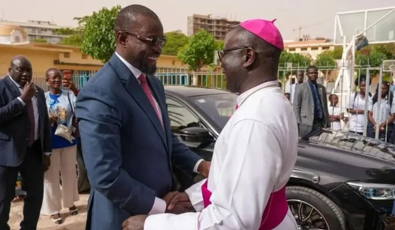 Ousmane Sonko en visite chez Monseigneur André Guèye avant le pèlerinage de Popenguine