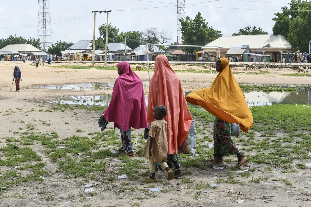 Des survivants et des proches des victimes d'une attaque présumée de Boko Haram marchent à Babban Gide après un assaut meurtrier dans l'État de Yobe, au nord-est du Nigeria