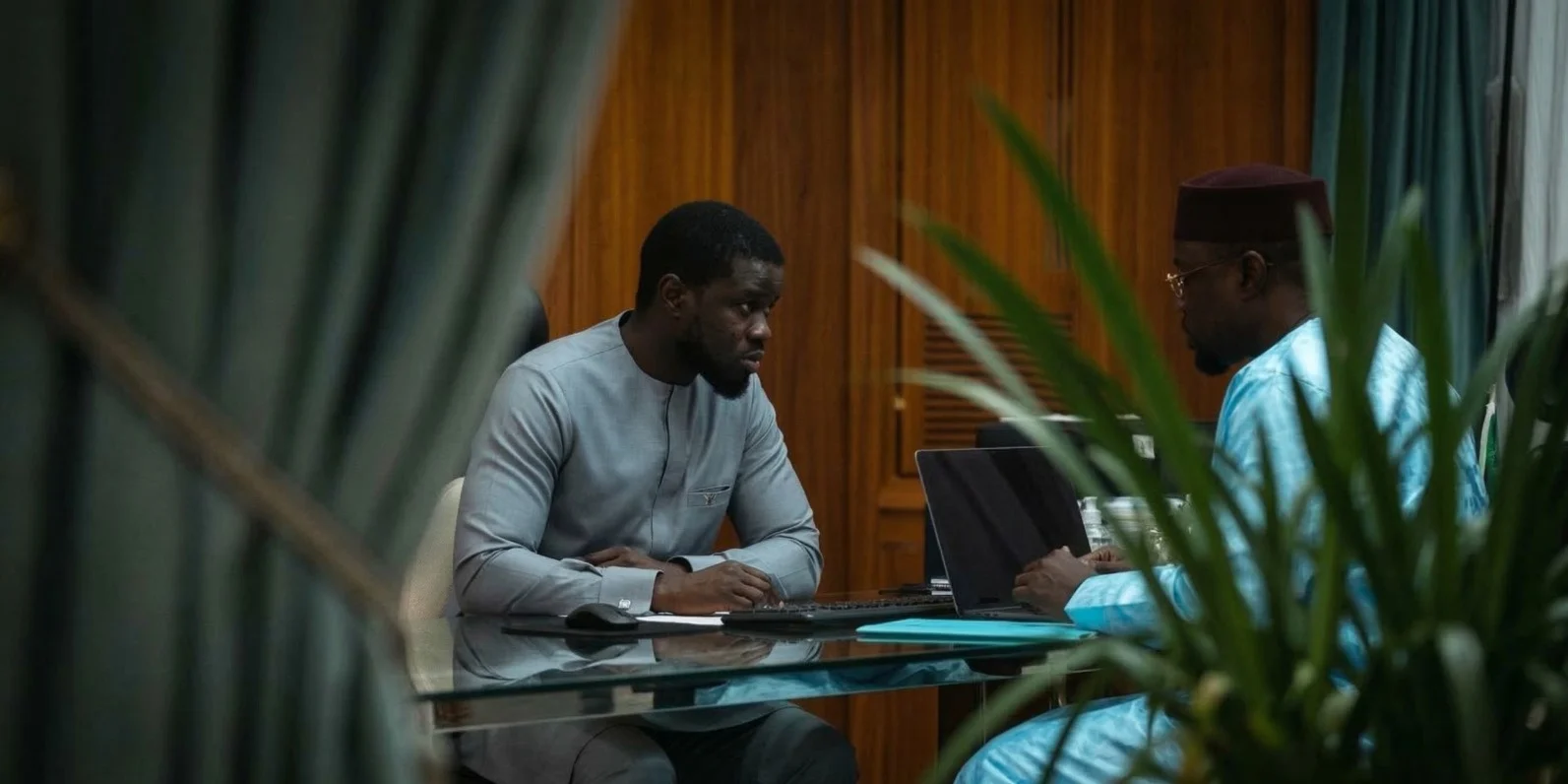 Bassirou Diomaye Faye destitue Ousmane Sonko et dissout son gouvernement Réunion au Palais : Les nouvelles instructions de Bassirou Diomaye Faye à Ousmane Sonko