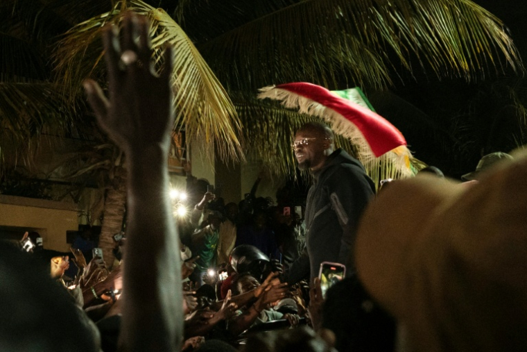 Ousmane Sonko acclamé par ses soutiens à Dakar après son limogeage