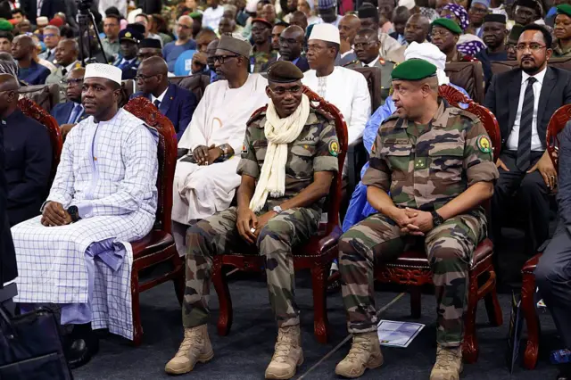 Premier ministre malien et membres du gouvernement lors d'un événement à Bamako en novembre 2025