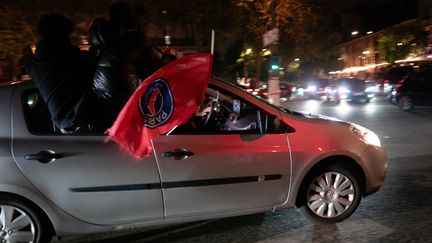 Des supporters parisiens fêtent la qualification du PSG pour la finale de la Ligue des champions à Paris le 7 mai 2026. (GIULIA MORICI / AFP)
