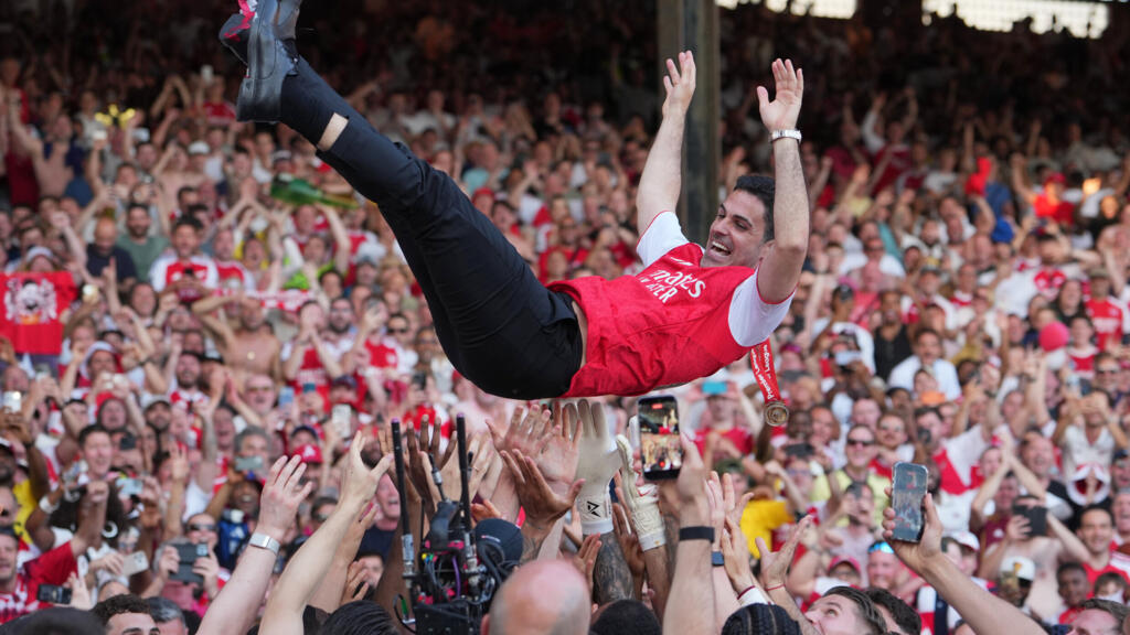 Mikel Arteta, entraîneur d'Arsenal, célébré par ses joueurs après le titre de champion de Premier League