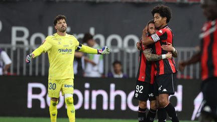 La joie des joueurs niçois après le but de Dante en barrage Ligue 1/Ligue 2 face à Saint-Étienne, le 29 mai 2026