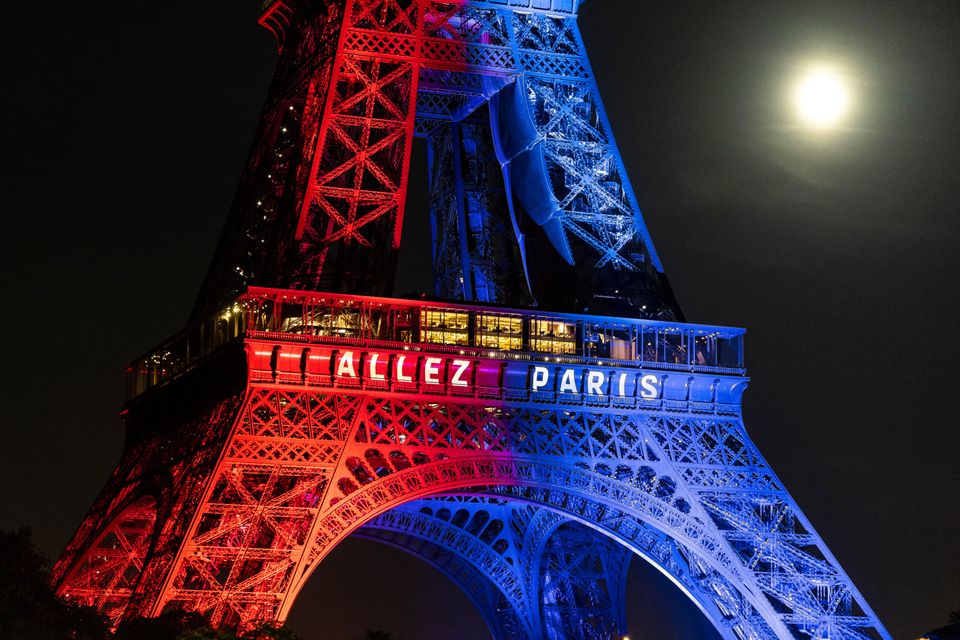 La Tour Eiffel, illuminée aux couleurs du Paris Saint-Germain, avant le coup d'envoi de la finale.