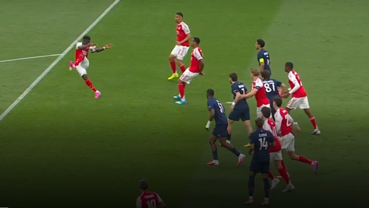 La main de Bukayo Saka lors du match PSG-Arsenal en finale de Ligue des champions.