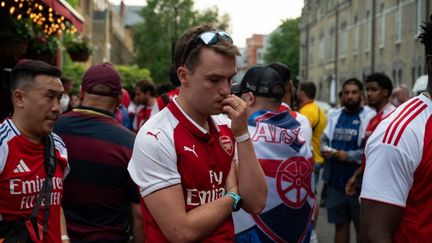 Le déception des supporters d'Arsenal, à Londres, après la défaite en finale de la Ligue des champions, le 30 mai 2026, face au PSG. (MACIEK MUSIALEK / ANADOLU / VIA AFP)
