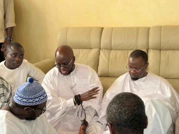 Les larmes d’Ousmane Sonko lors de son hommage à Serigne Cheikh Saliou Mbacké à Touba Ousmane Sonko en pleurs lors de son hommage à Serigne Cheikh Saliou Mbacké à Touba