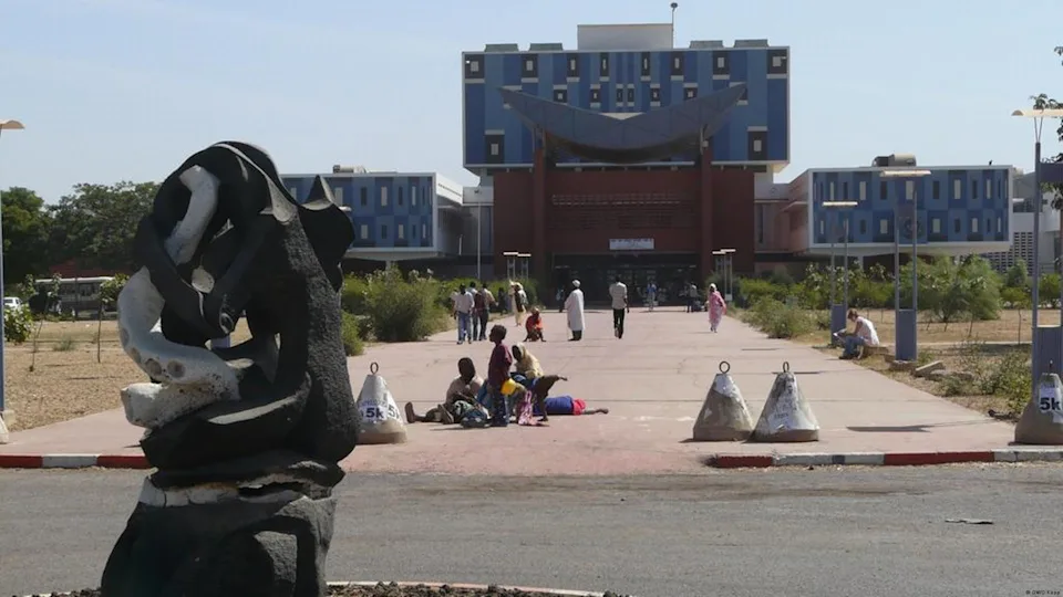 La jeunesse sénégalaise en proie à la confusion après la rupture politique entre Diomaye et Sonko.