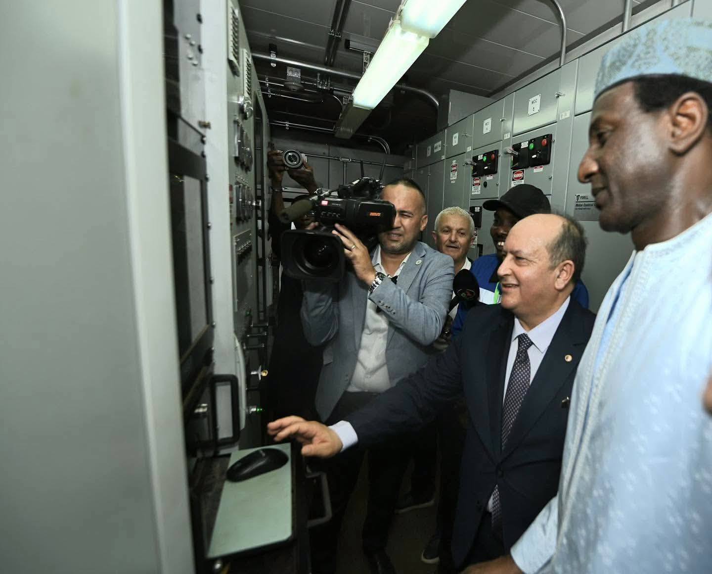 Signature symbolique entre les délégations algérienne et nigérienne