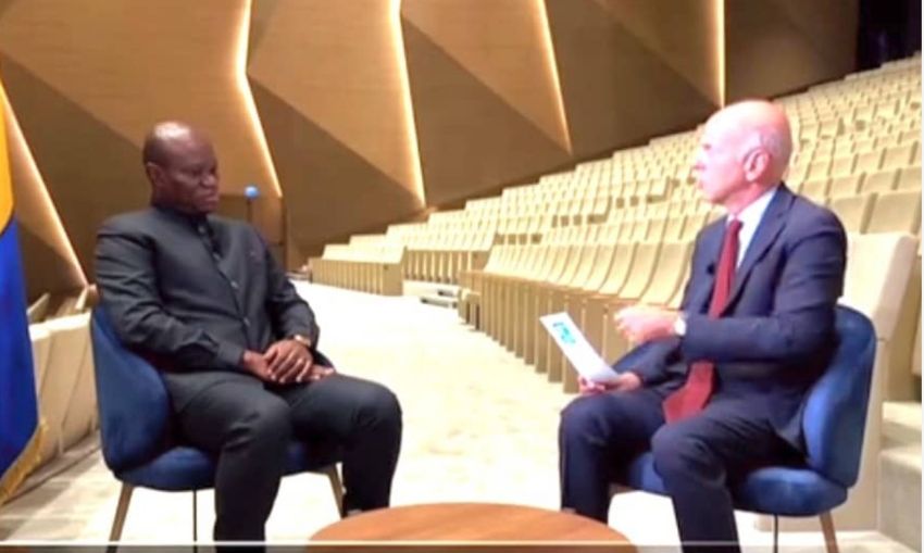 Le président Brice Clotaire Oligui Nguema lors d'un entretien avec un journaliste international