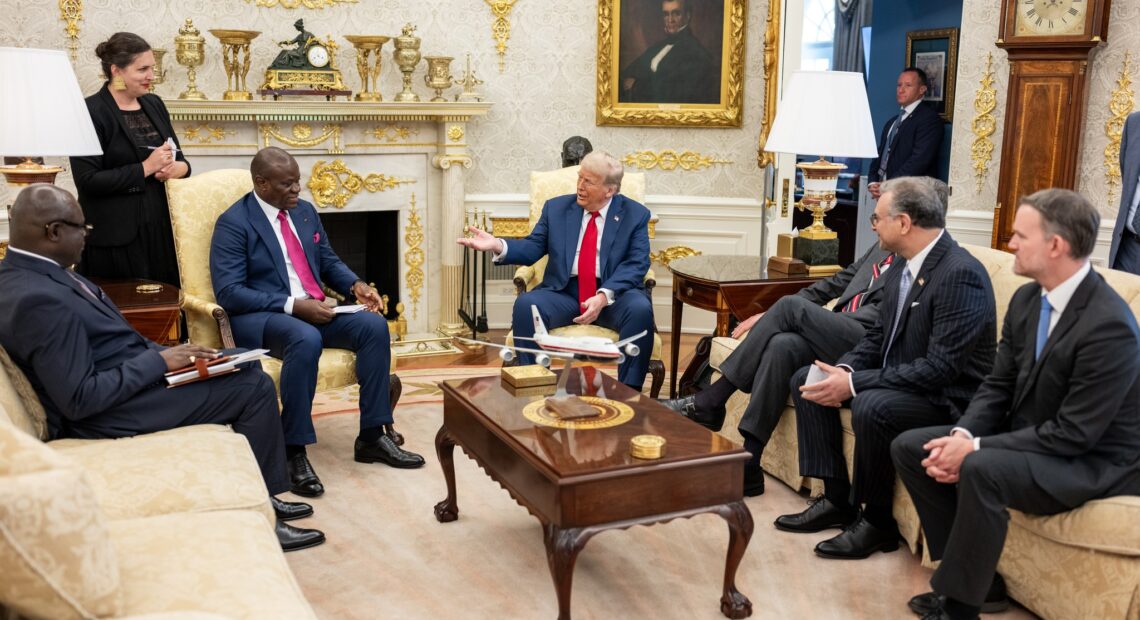 Le président gabonais Brice Clotaire Oligui Nguema et Donald Trump lors d'une rencontre à la Maison Blanche
