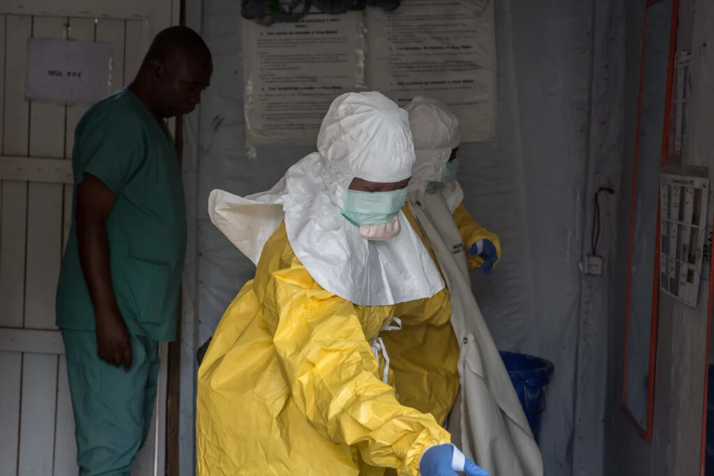 soignant en combinaison de protection lors d'une épidémie d'Ebola en RDC