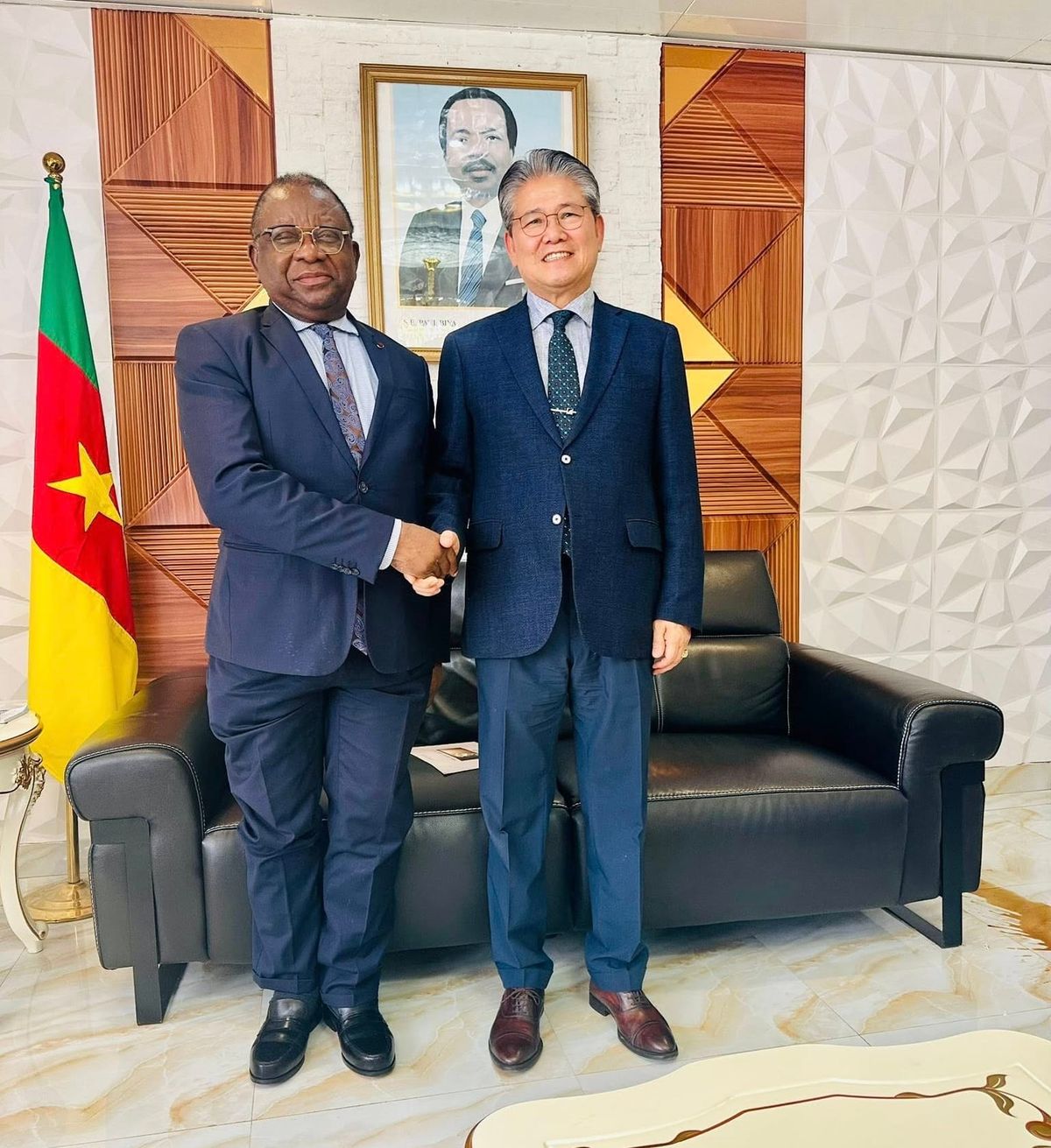 un industriel coréen en discussion avec un responsable camerounais