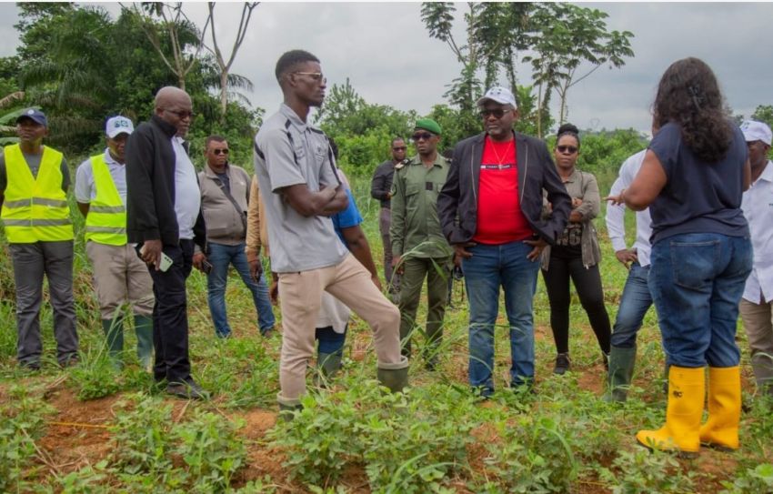 Charles Edgar Mombo visite un centre de recherche au Gabon