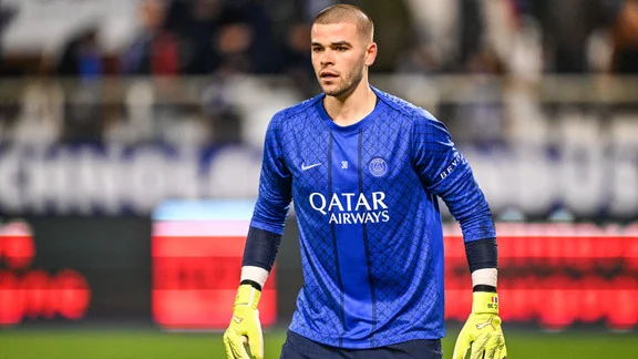 Lucas Chevalier, gardien du PSG, en action