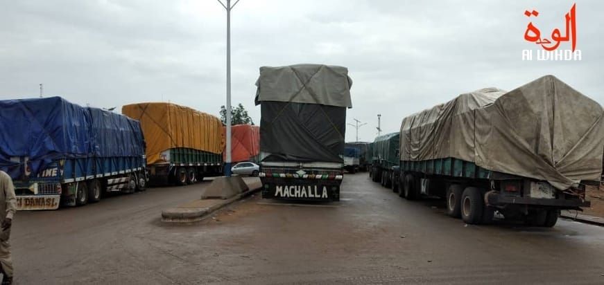 Conteneurs et produits manufacturés illustrant les échanges commerciaux entre la Chine et le Tchad