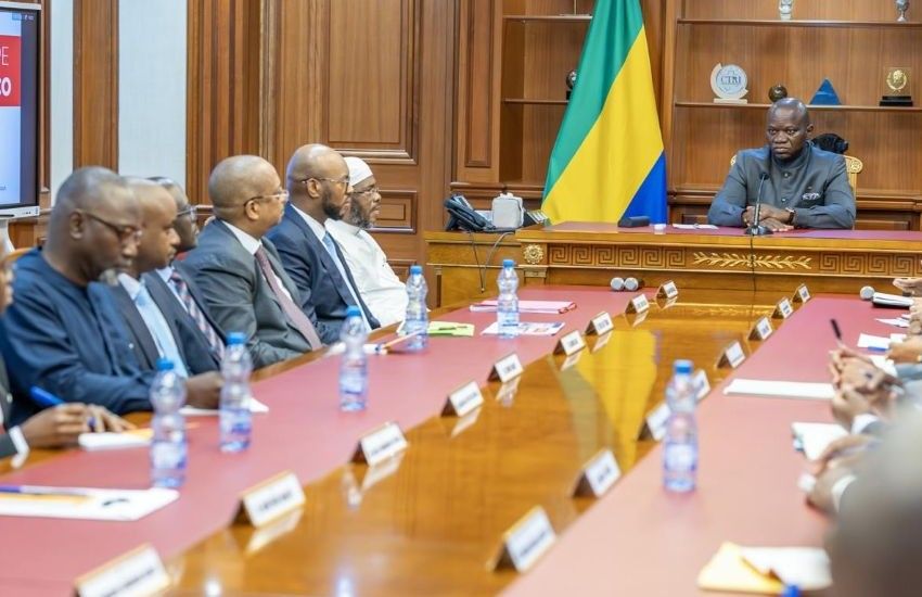 Le Président du Gabon et une délégation de SONOCO lors d'une réunion