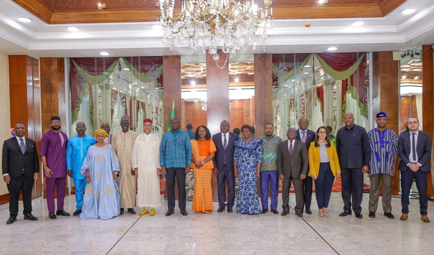 Le président Oligui Nguema lors d'une rencontre avec les diplomates africains