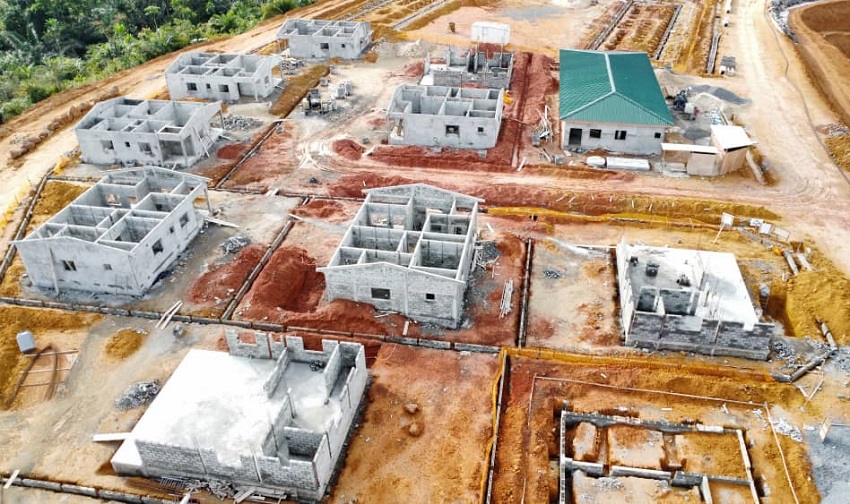 Vue d’une cité en construction à Lambaréné, symbole des nouveaux chantiers au Gabon