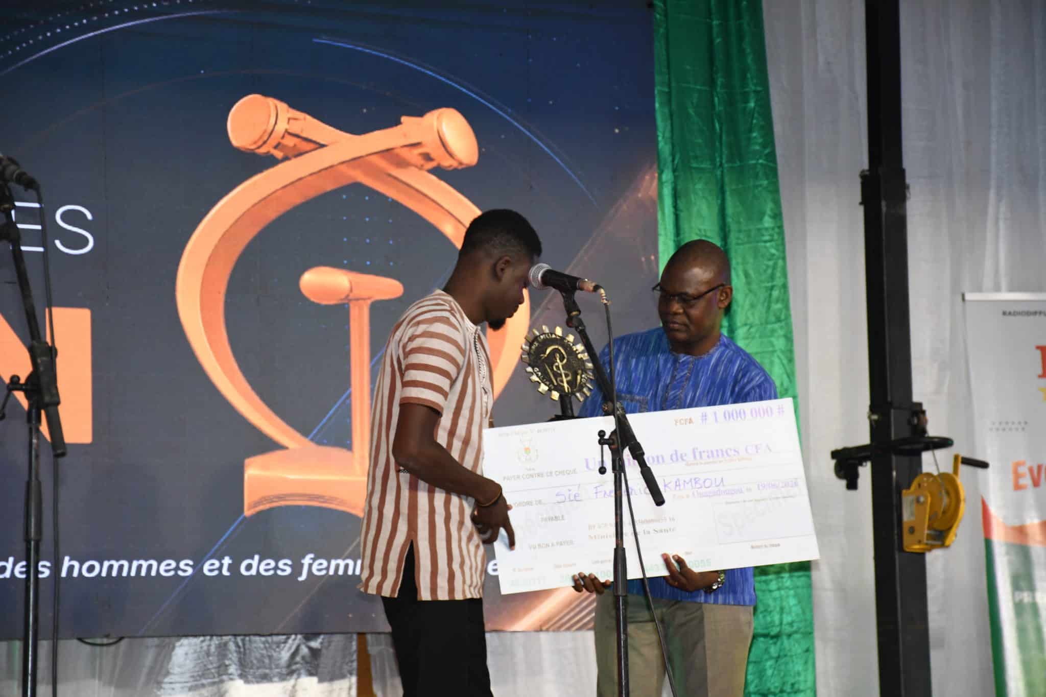 Sié Frédéric Kambou reçoit son trophée lors des Prix Galian 2026