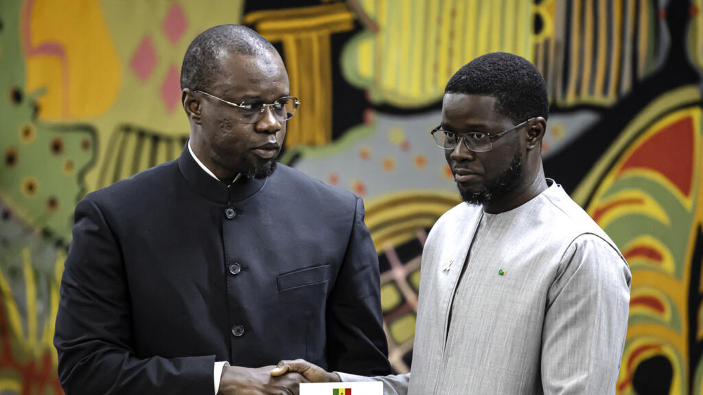 Ousmane Sonko, ancien Premier ministre sénégalais, et Bassirou Diomaye Faye, président du Sénégal, au palais présidentiel de Dakar le 16 octobre 2025.