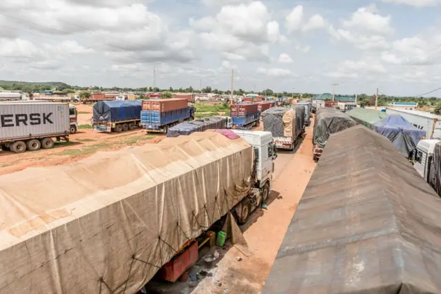 Files de camions bloqués à la frontière entre le Bénin et le Niger en 2023