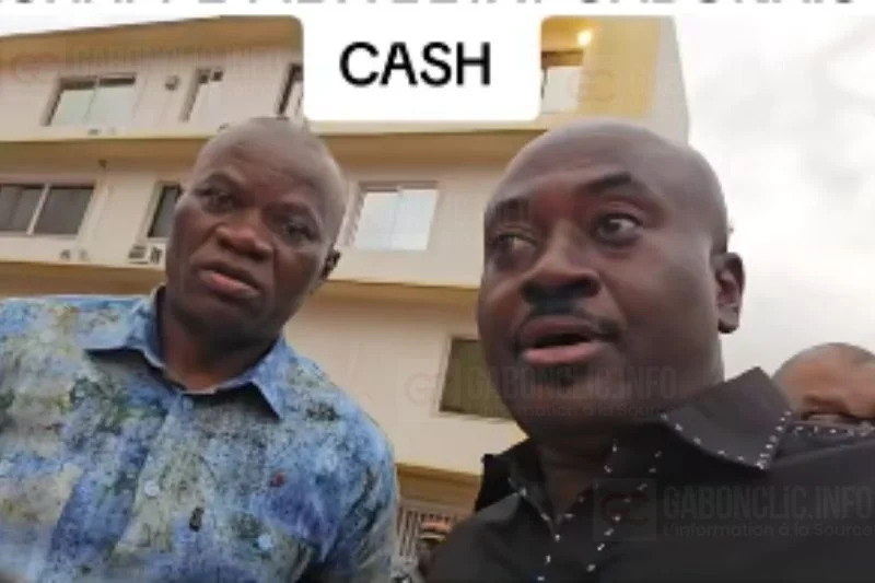 Le président gabonais Oligui Nguema en discussion avec le journaliste Chamberland Moukouama