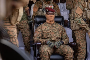 Le capitaine Ibrahim Traoré, chef de l'État burkinabè, lors d'un discours marquant la rupture des relations avec la France.