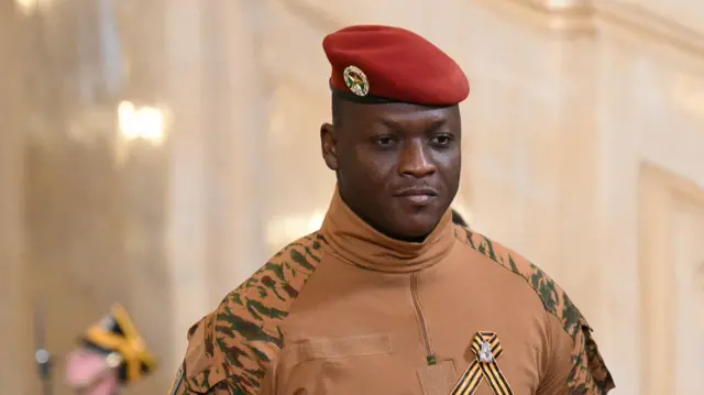 Le capitaine Ibrahim Traoré, chef de l'État burkinabè, en tenue militaire avec un béret rouge