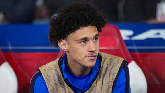 Maghnes Akliouche, joueur français en discussion pour un transfert au PSG