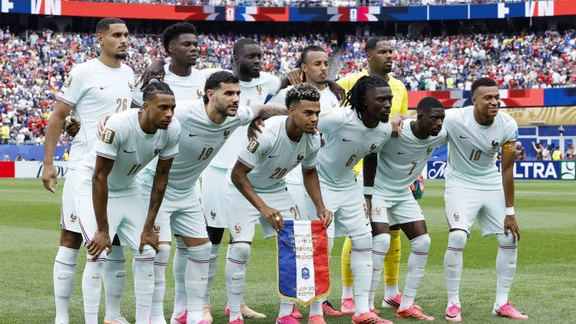 Manu Koné en action avec l'équipe de France
