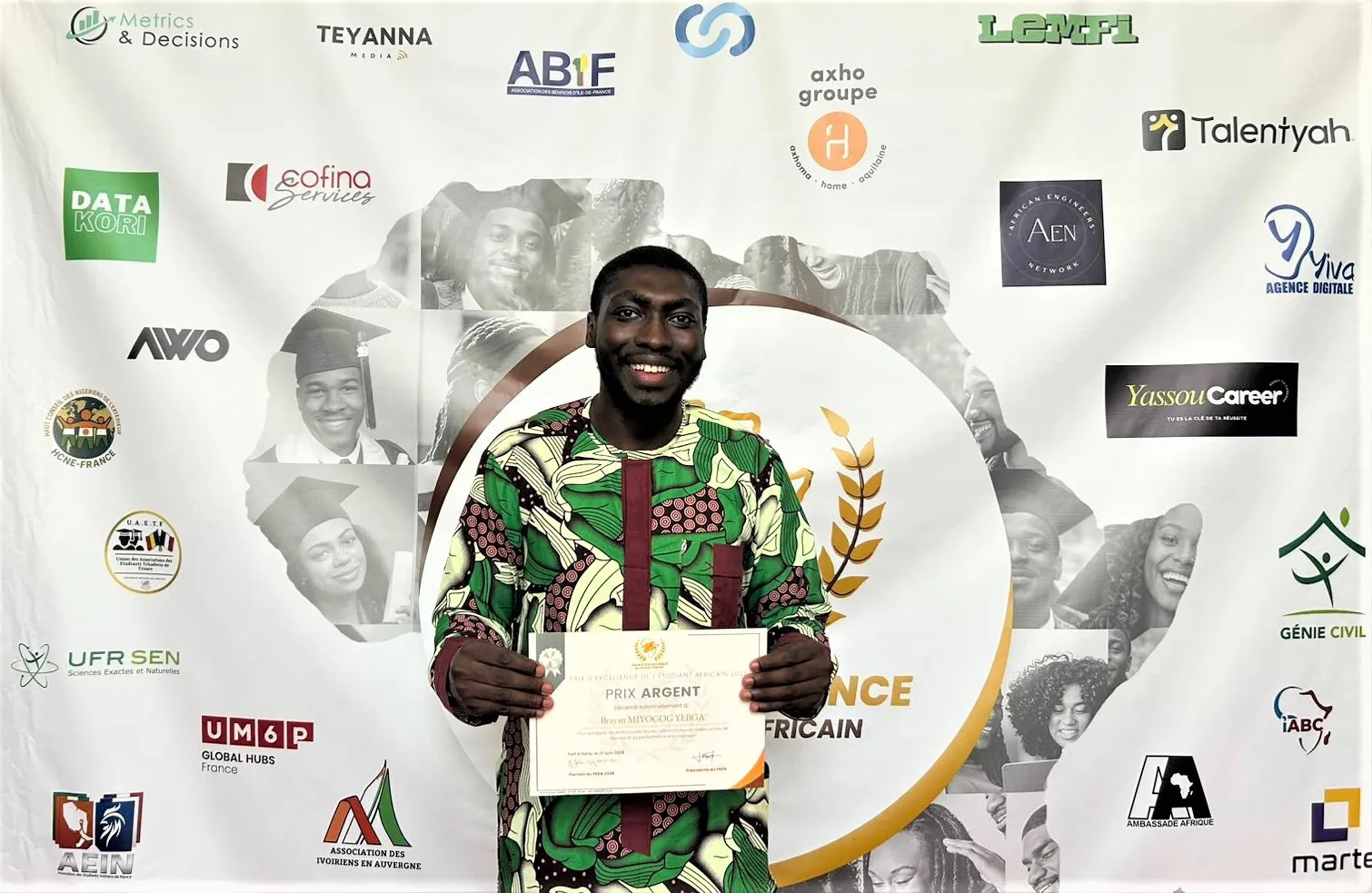 Brayan Yebga Miyogog, lauréat du PEEA 2026, recevant son prix à Paris