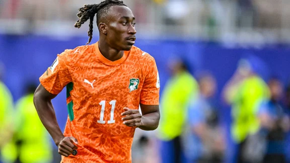 Yan Diomandé, ailier ivoirien en discussion avec le PSG