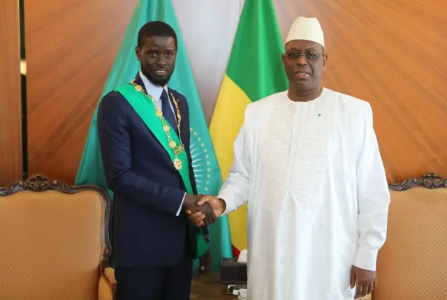 Le président Bassirou Diomaye Faye et l'ancien président Macky Sall lors de l'investiture
