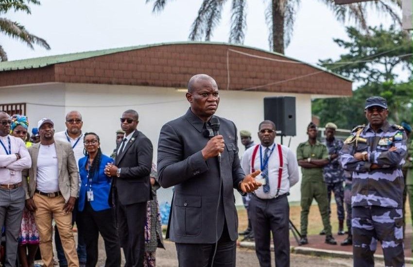 Le président Oligui Nguema échange avec les agents de la SEEG