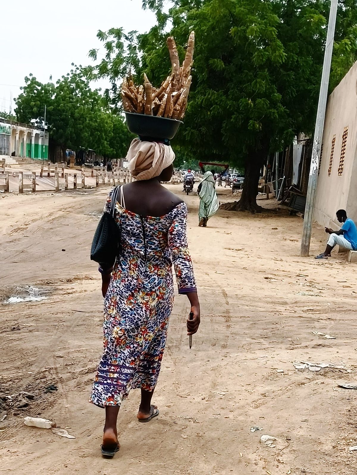 Léa, une élève de N’djamena, vend du manioc pour payer ses études