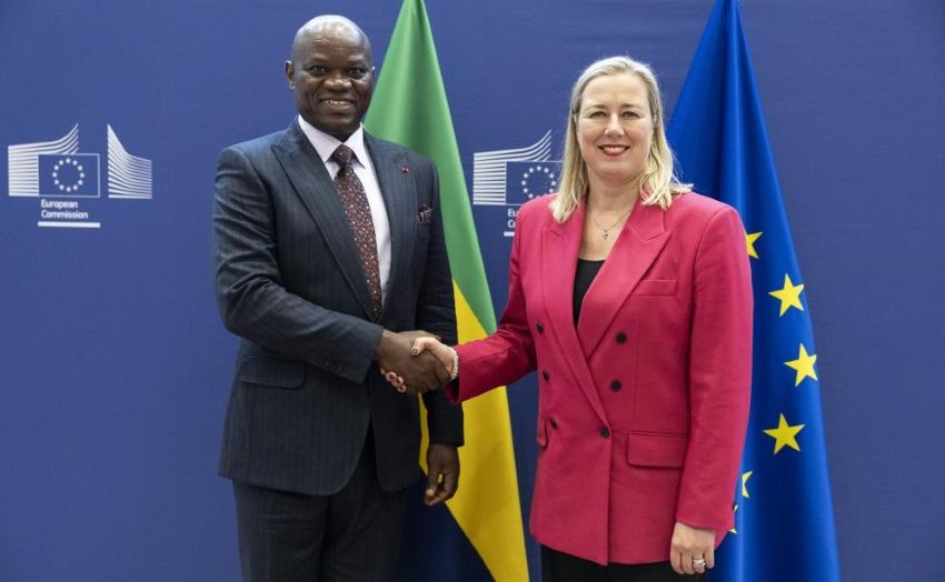 Le président gabonais Brice Clotaire Oligui Nguema avec une commissaire européenne