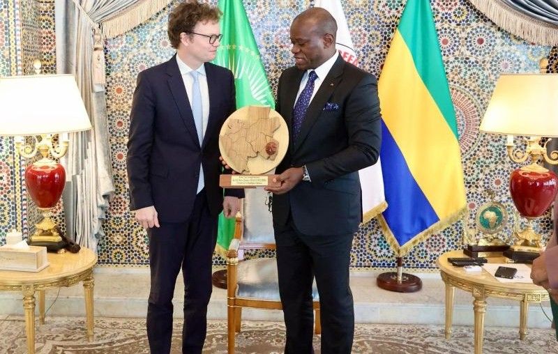 Le président gabonais recevant l'ambassadeur britannique Simon Day