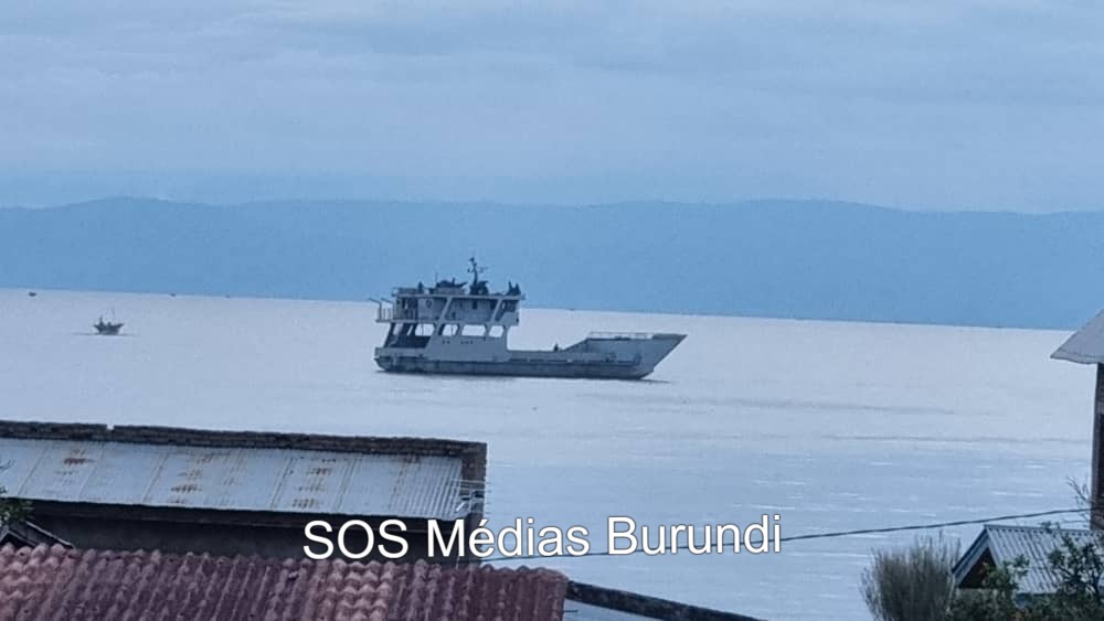 Navire de la marine burundaise transportant des soldats et du matériel