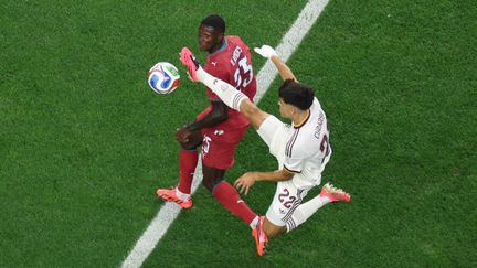 Légende : Le défenseur portugais Nuno Mendes en duel avec un joueur espagnol lors du choc des 8es de finale de la Coupe du monde 2026