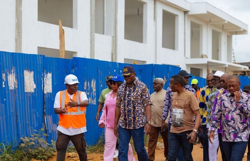 Président gabonais inspectant un projet dans la province du Woleu-Ntem